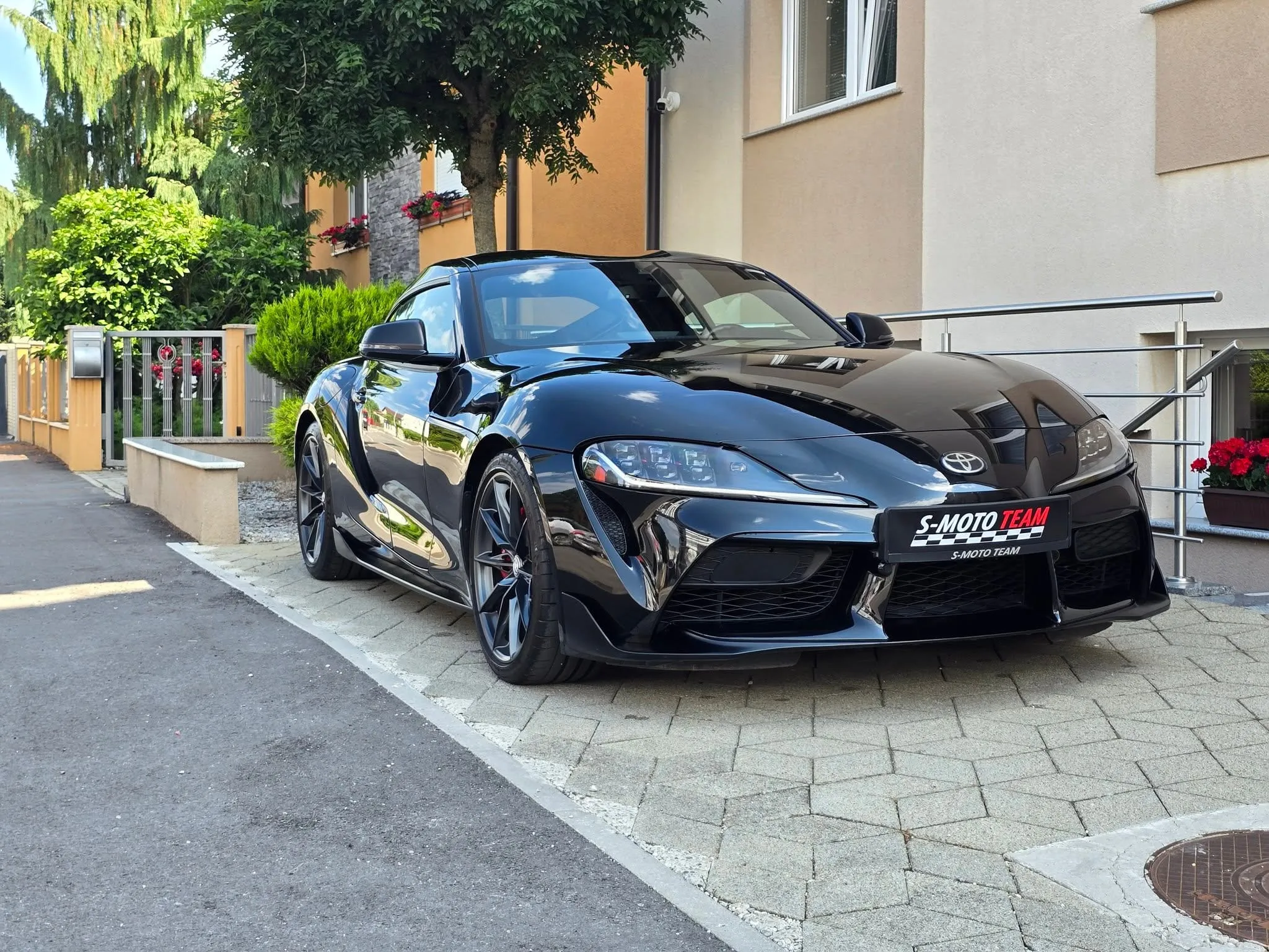 Toyota GR Supra 3.0 u crnoj boji - pogled ukoso s druge strane