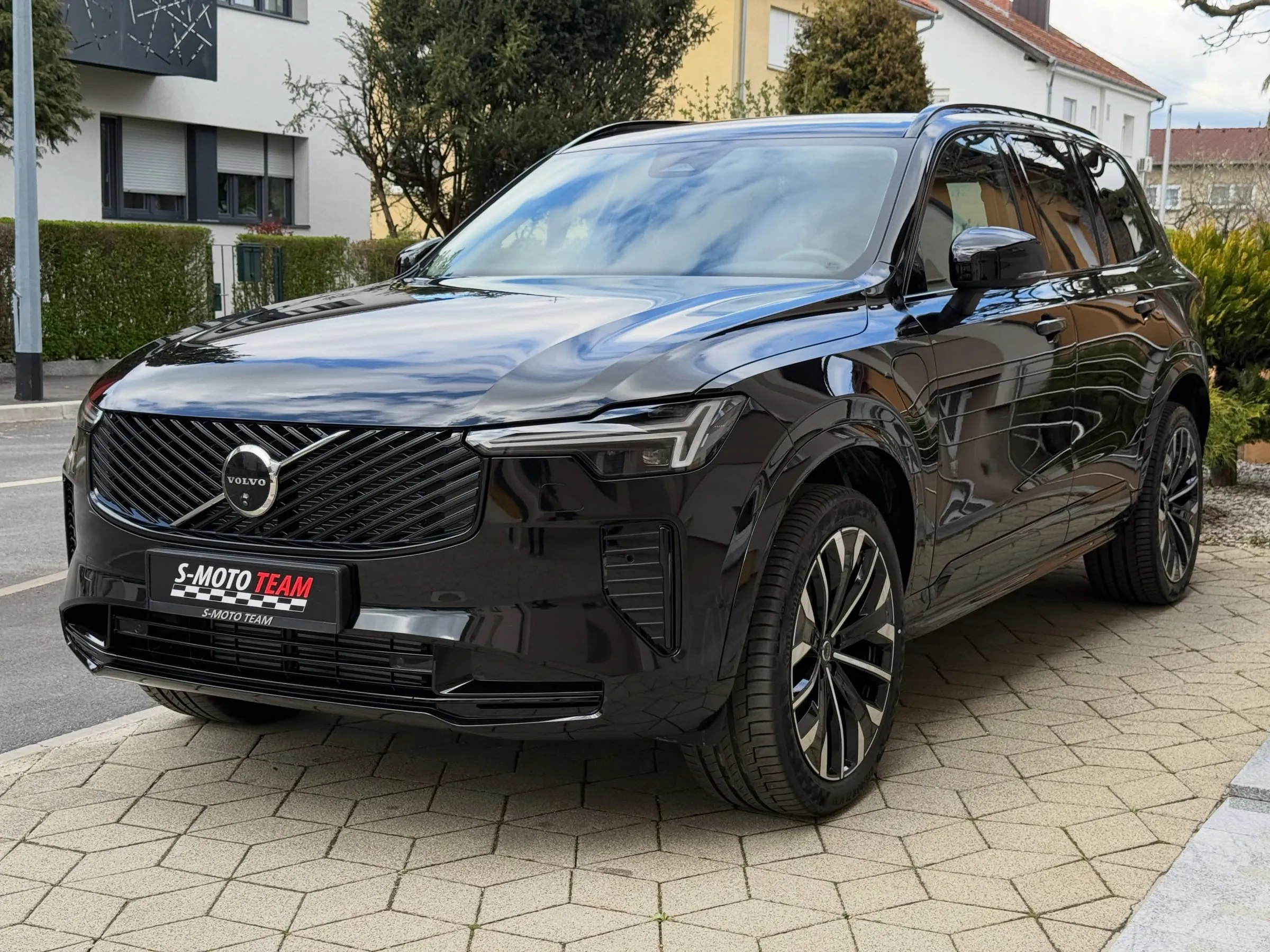 Volvo XC90 T8 Ultra Dark u crnoj boji - pogled sprijeda ukoso
