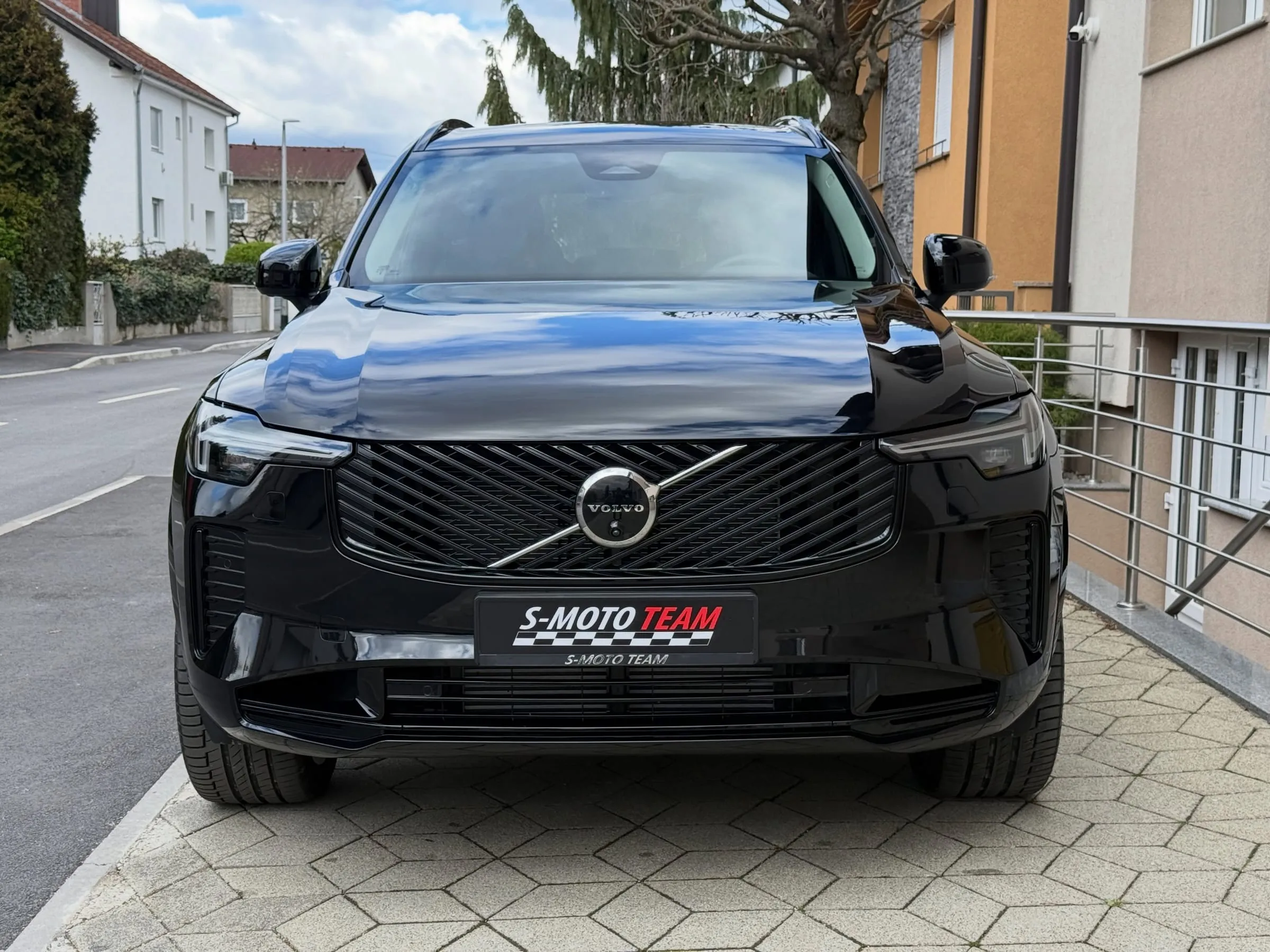 Volvo XC90 T8 Ultra Dark u crnoj boji - pogled sprijeda