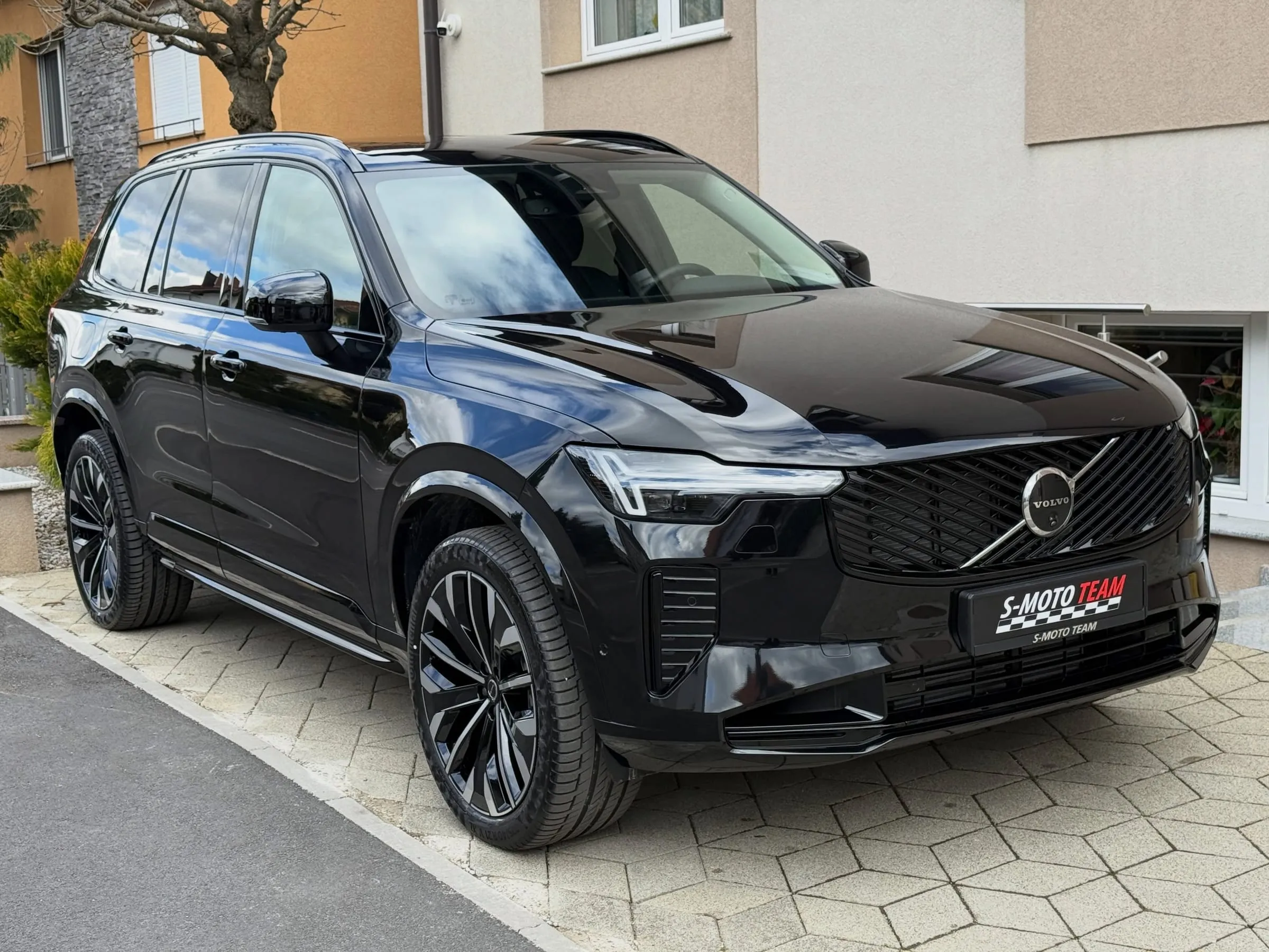 Volvo XC90 T8 Ultra Dark u crnoj boji - pogled ukoso s druge strane