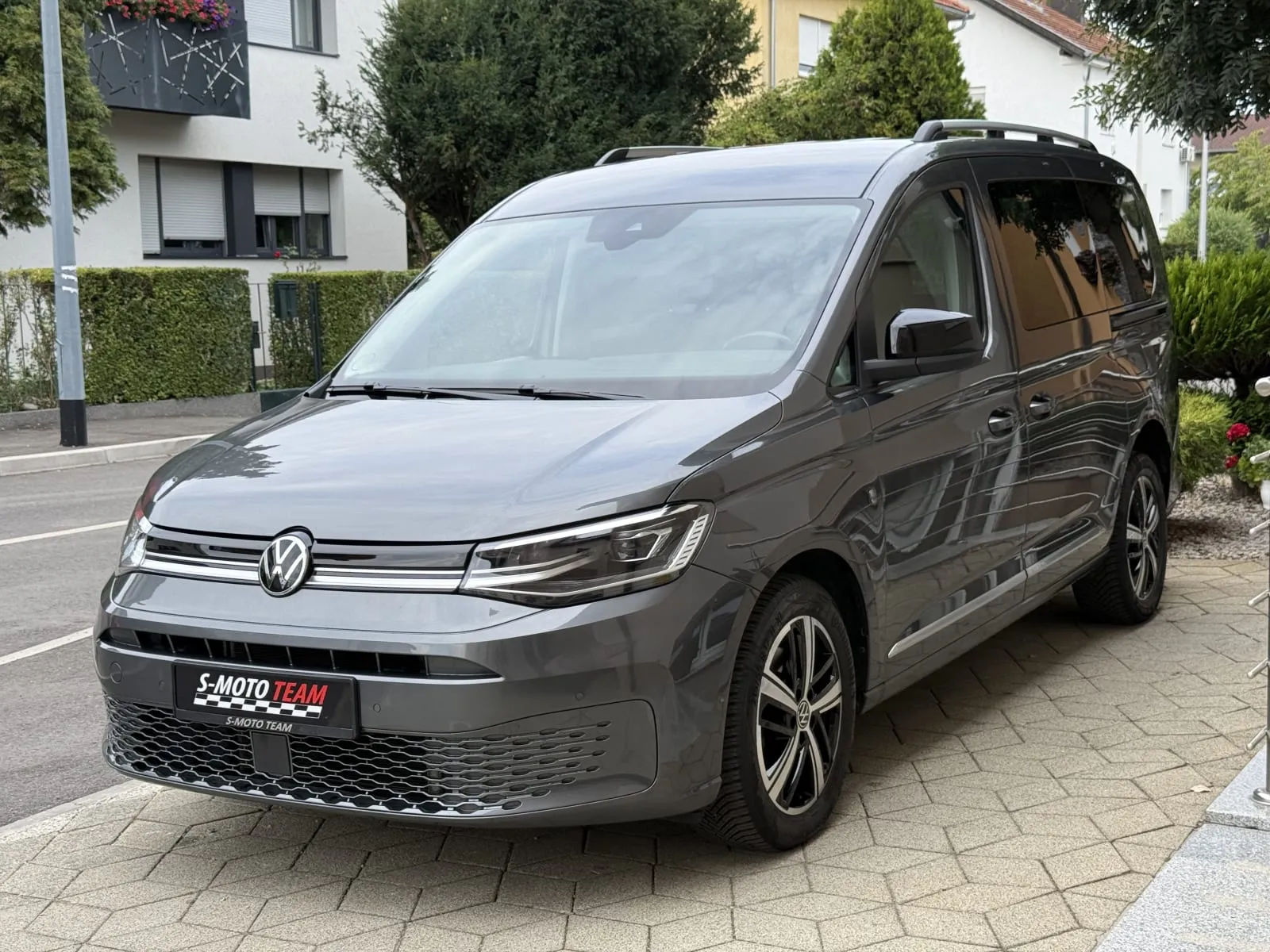 Volkswagen Caddy Maxi u sivoj boji, prilagođen za invalidska kolica - pogled sprijeda ukoso