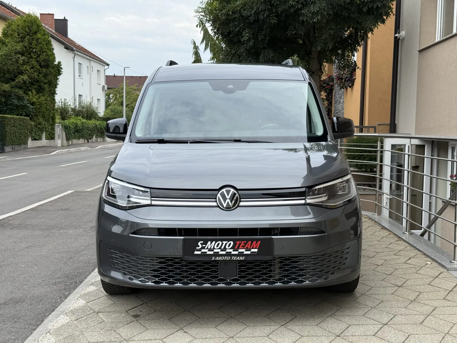 Volkswagen Caddy Maxi u sivoj boji, prilagođen za invalidska kolica - pogled sprijeda