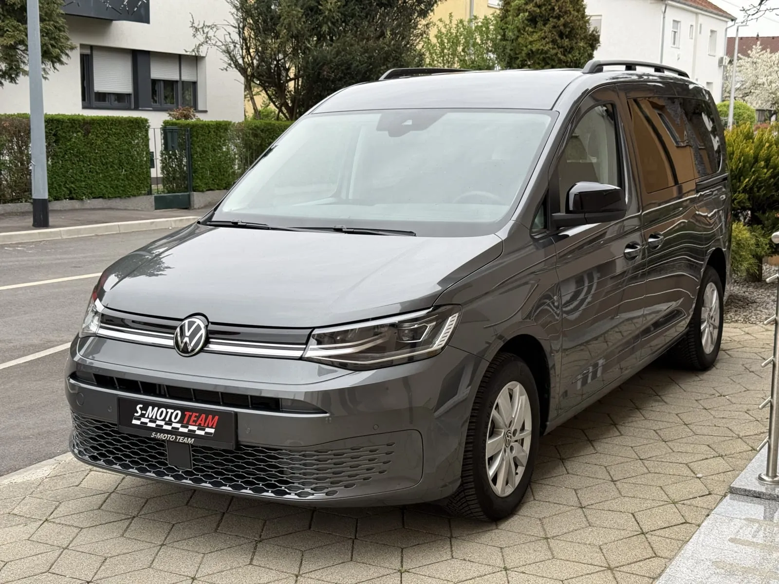 Volkswagen Caddy Maxi u sivoj boji, prilagođen za invalidska kolica - pogled sprijeda ukoso