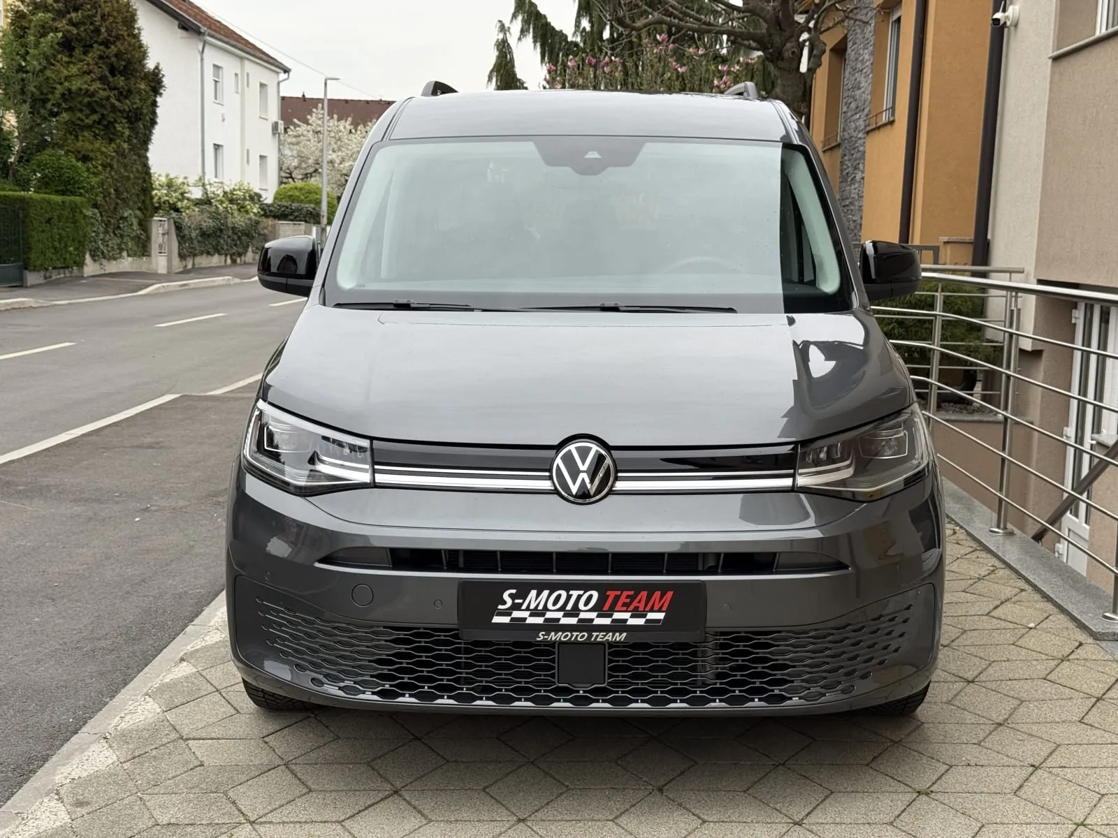 Volkswagen Caddy Maxi u sivoj boji, prilagođen za invalidska kolica - pogled sprijeda
