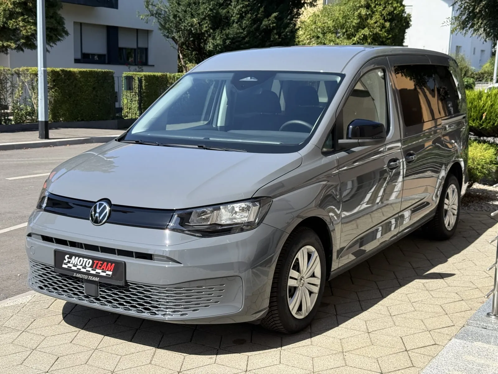 Volkswagen Caddy Maxi Life 1.5 u sivoj boji, prilagođen za invalidska kolica - pogled sprijeda ukoso