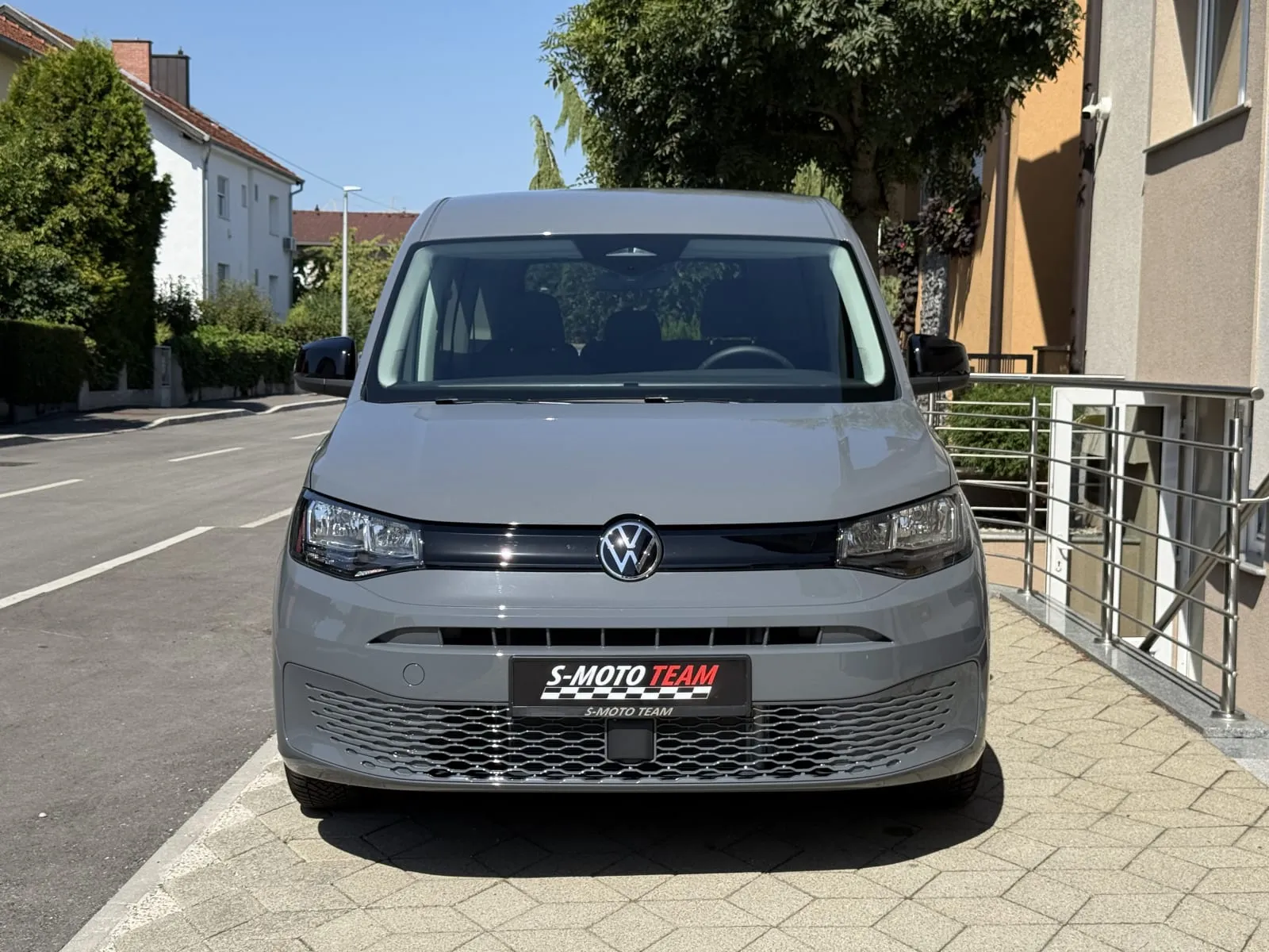 Volkswagen Caddy Maxi Life 1.5 u sivoj boji, prilagođen za invalidska kolica - pogled sprijeda
