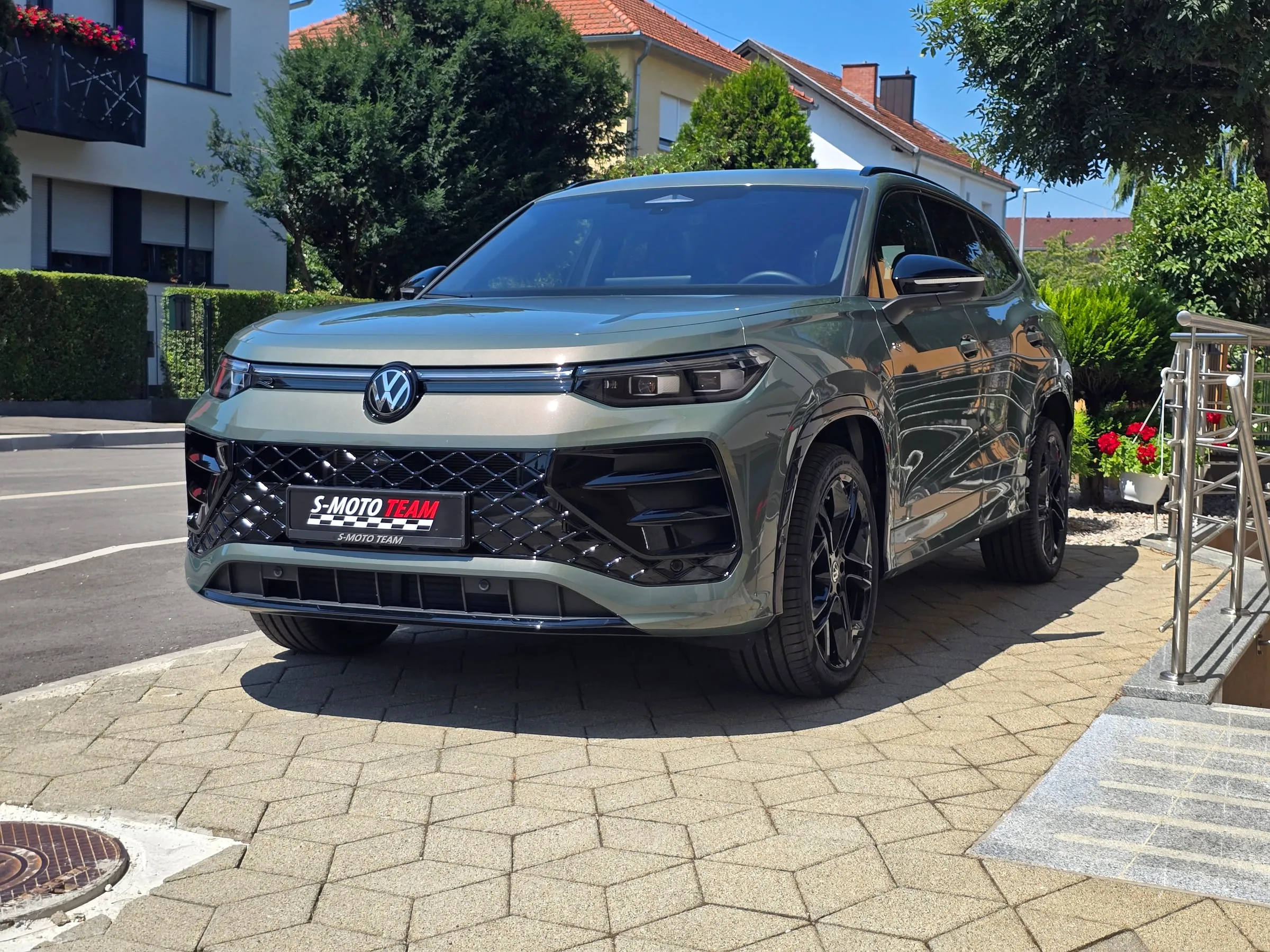 Volkswagen Tayron 2.0 TDI 4MOTION R-Line u sivo-zelenoj boji - pogled sprijeda ukoso