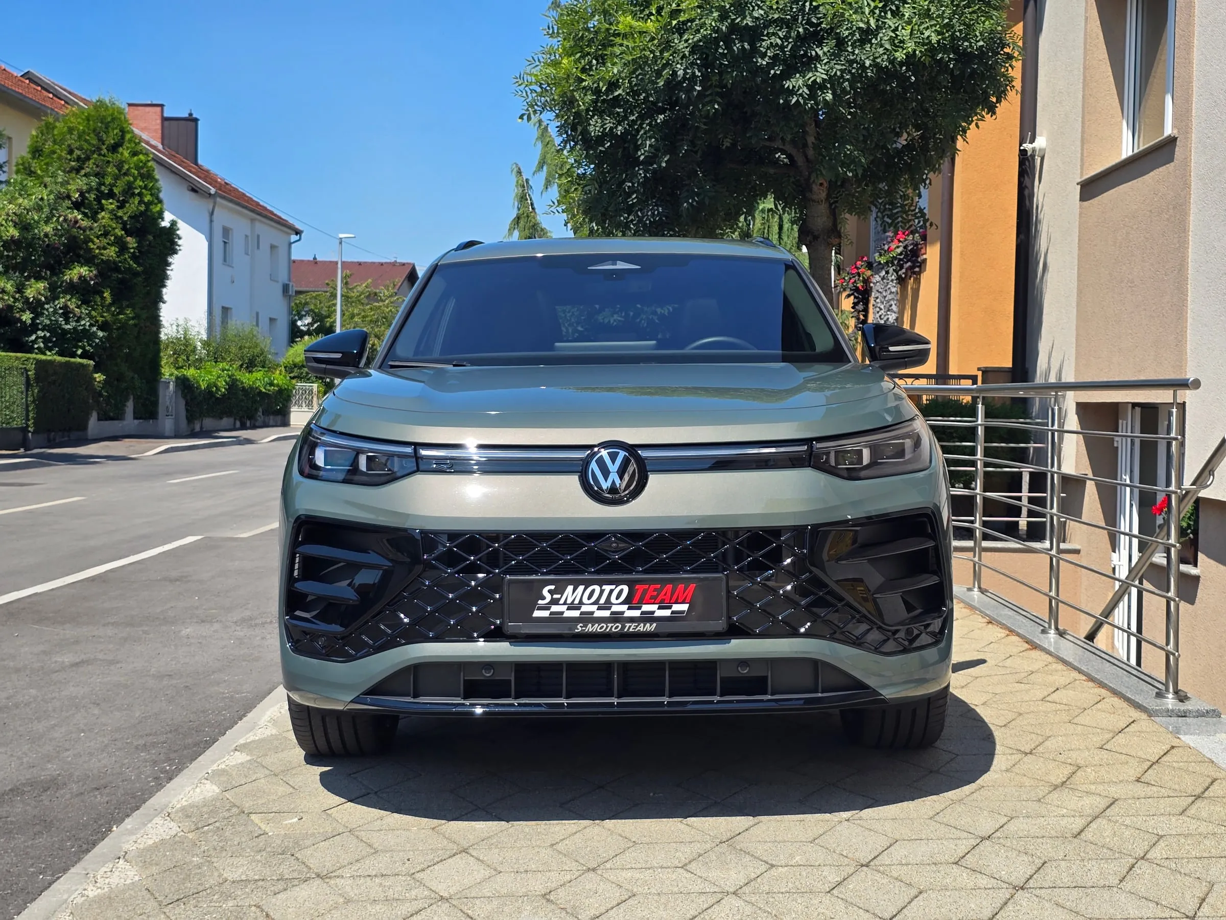 Volkswagen Tayron 2.0 TDI 4MOTION R-Line u sivo-zelenoj boji - pogled sprijeda