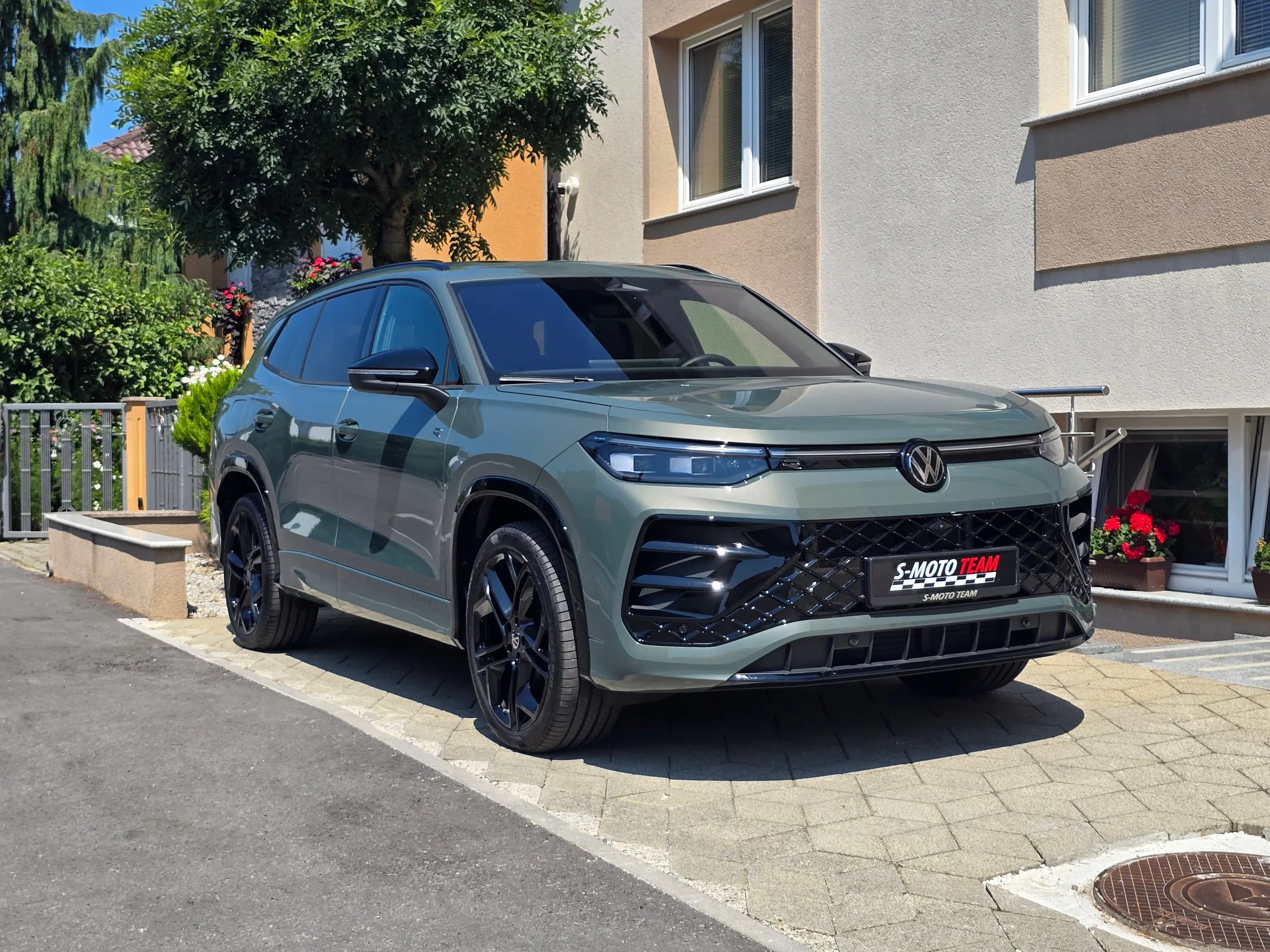Volkswagen Tayron 2.0 TDI 4MOTION R-Line u sivo-zelenoj boji - pogled ukoso s druge strane