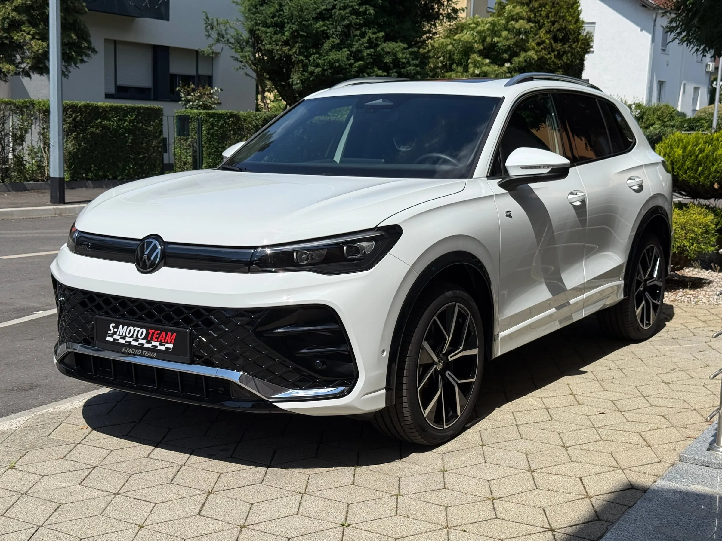 Volkswagen Tiguan 2.0 TDI R-Line u bijeloj boji - pogled sprijeda ukoso