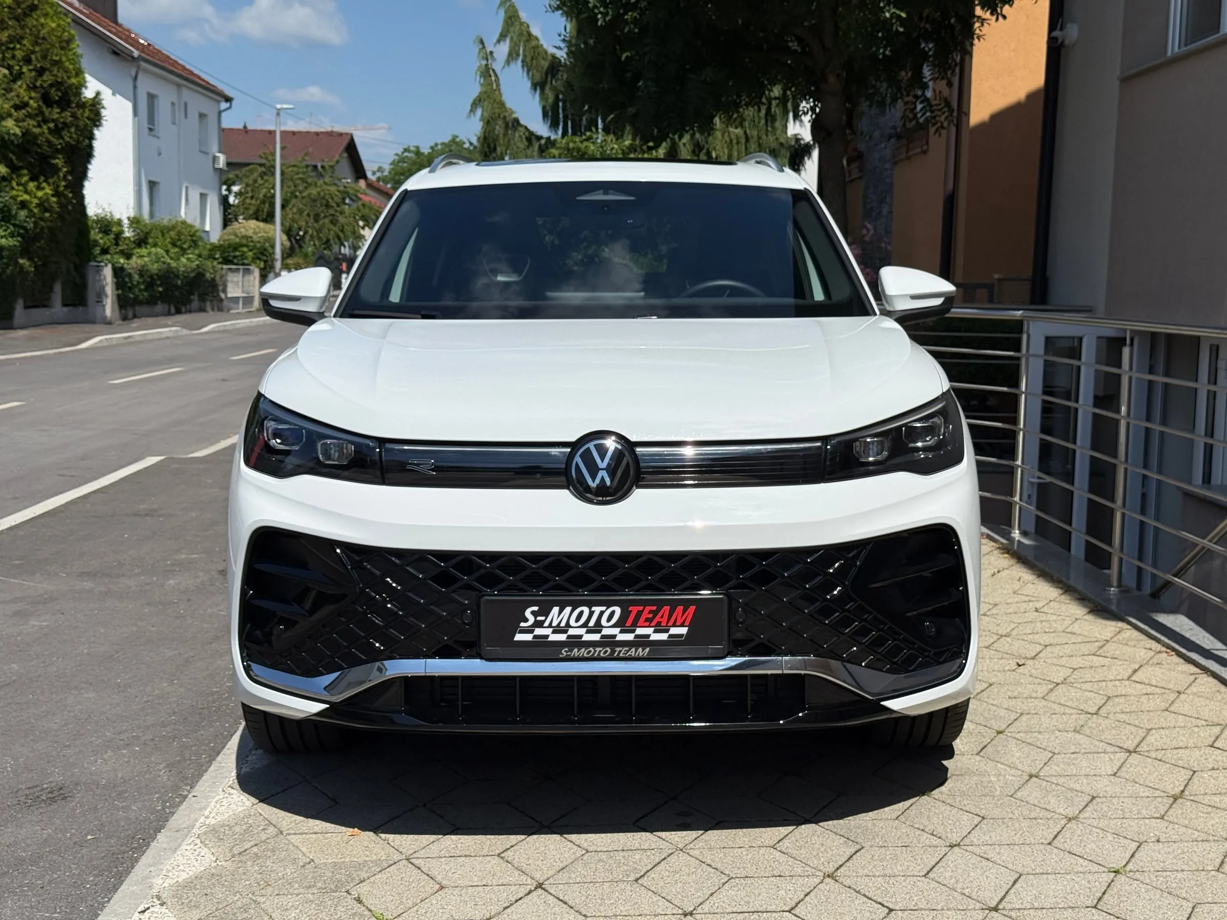 Volkswagen Tiguan 2.0 TDI R-Line u bijeloj boji - pogled sprijeda