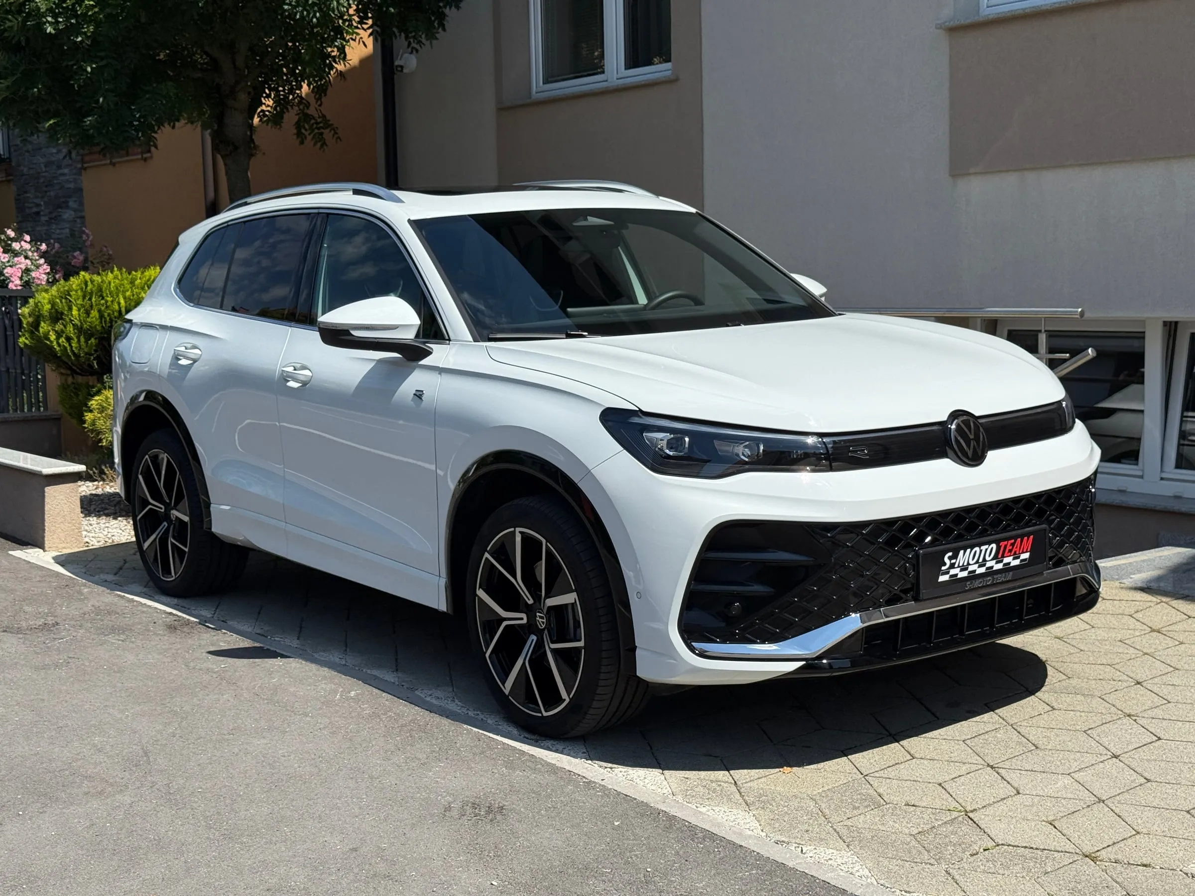 Volkswagen Tiguan 2.0 TDI R-Line u bijeloj boji - pogled ukoso s druge strane